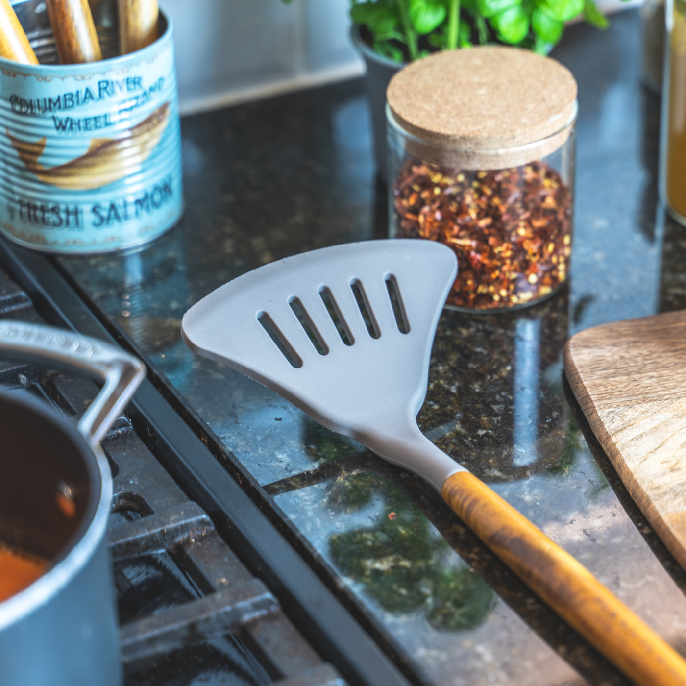 Kitchen fish turner utensil